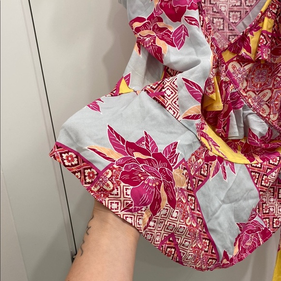 💥 Floral Peplum Wrap Top with Pink and Yellow Accents Women’s Large - Picture 14 of 14